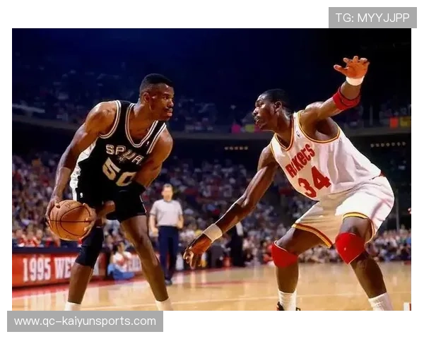 三人篮球惊现神队友：无人防守却选择投自己脚