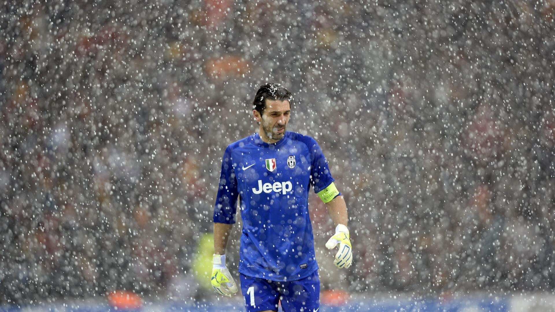 曼联的球队氛围需通过成绩与引援同步改善，曼联近年引援